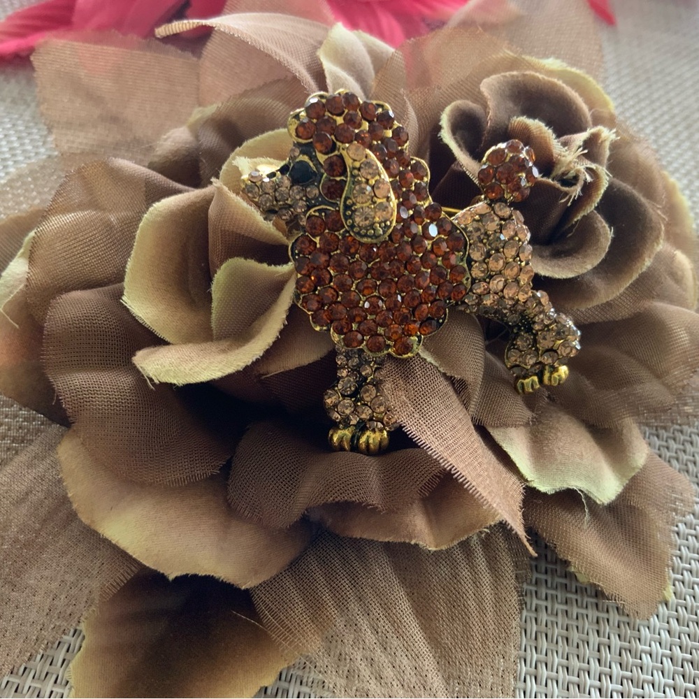 💕NWOT Cutest little poodle brooch. Great for a gift or for yourself.🐶💕 - Picture 2 of 3